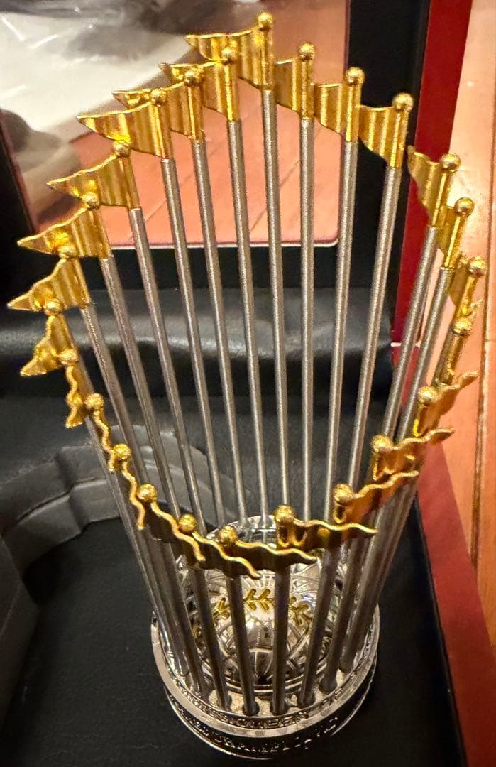 2024 ドジャース WSチャンピオン リング & 優勝トロフィー ケース入り