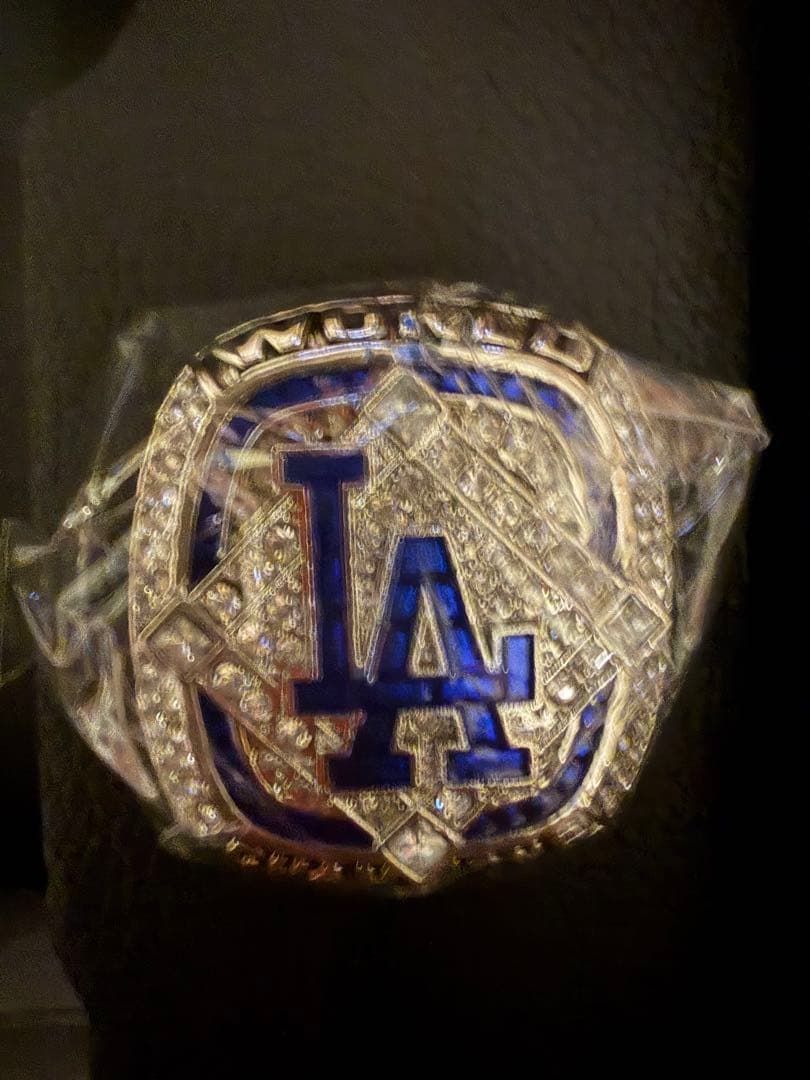 2024 ドジャース WSチャンピオン リング & 優勝トロフィー ケース入り
