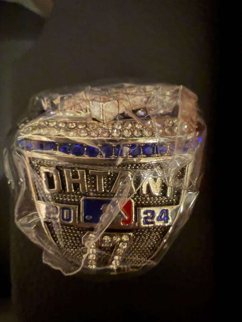 2024 ドジャース WSチャンピオン リング & 優勝トロフィー ケース入り