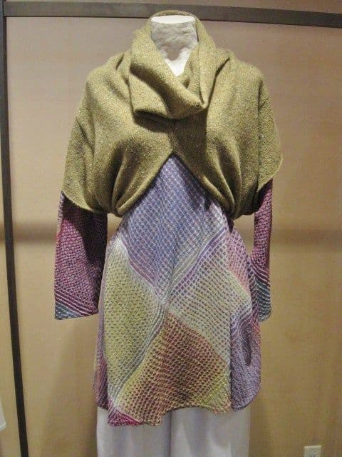 お値下げ ヨーガンレール 紫色とマルチカラーの スヌード付きベスト