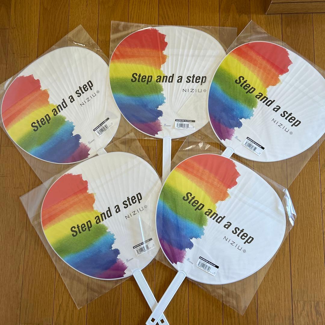 NiziU うちわセット - メルカリ