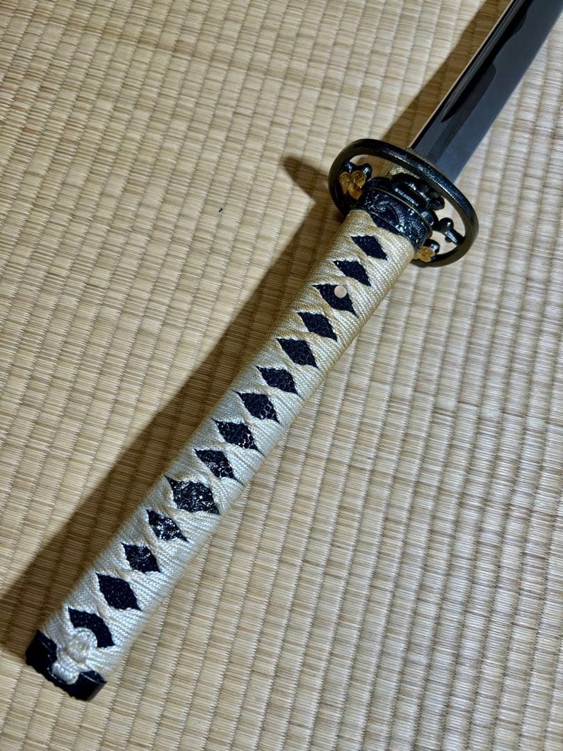 模造刀 太刀　※刀身に樋があり、鍔に花模様のある刀！