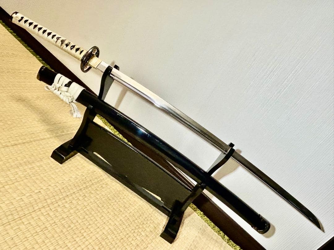 模造刀 太刀　※刀身に樋があり、鍔に花模様のある刀！