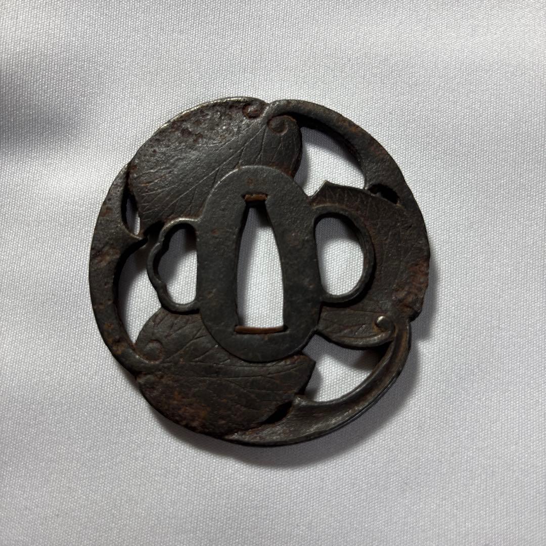 葉模様の鉄製鍔　越前住記内作　葵　葉　三つ葉葵