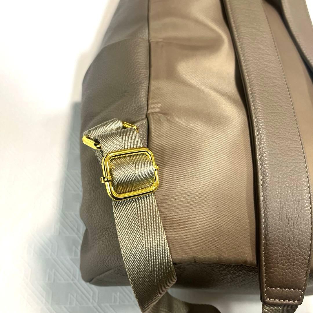 INEEDMORESHOES Harukaリュック グレージュ×ゴールド - メルカリ