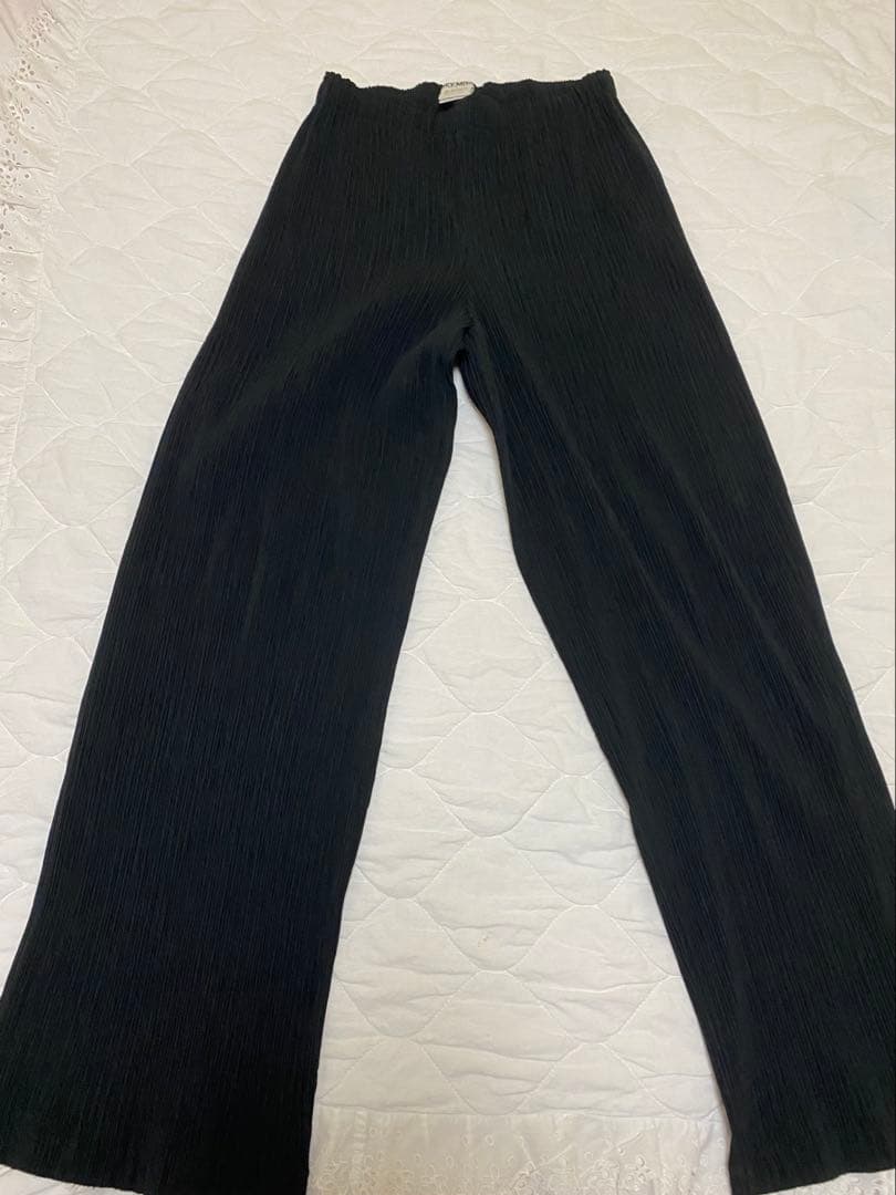 ISSEY Makes 黒のプリーツフレアパンツ