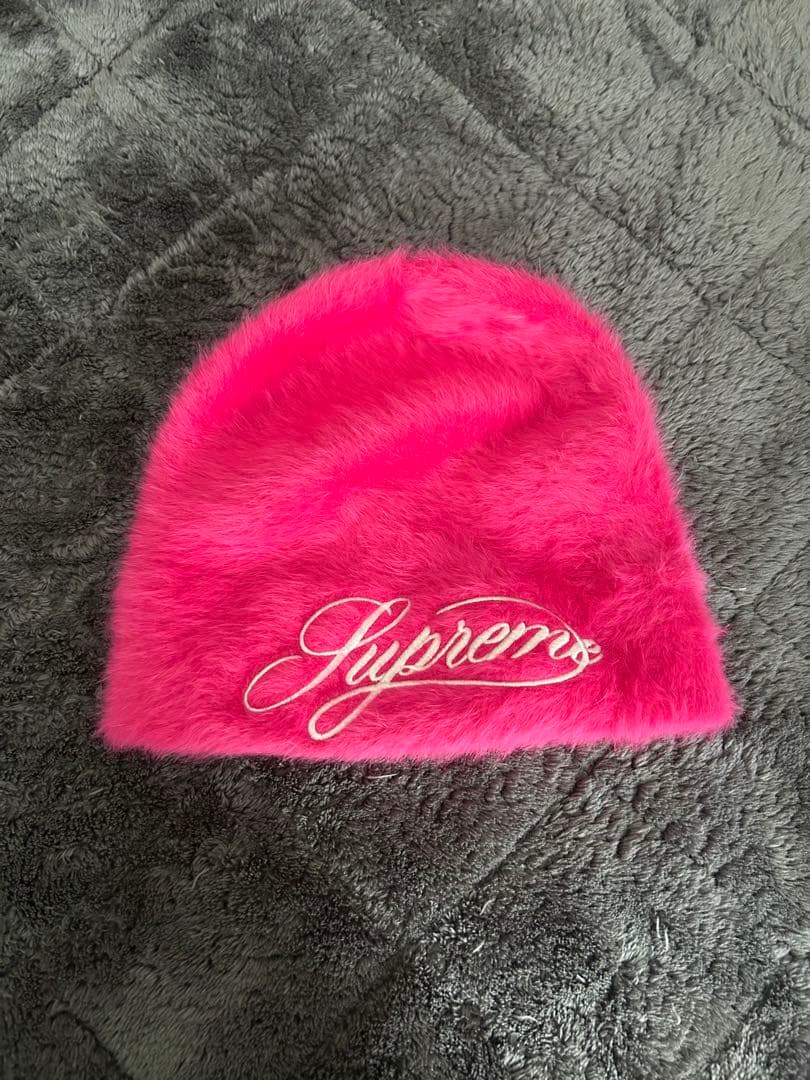 ピンクファーニット帽刺繍ロゴ付き - メルカリ