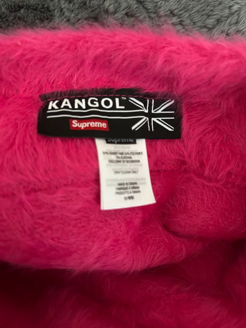 ピンクファーニット帽刺繍ロゴ付き - メルカリ