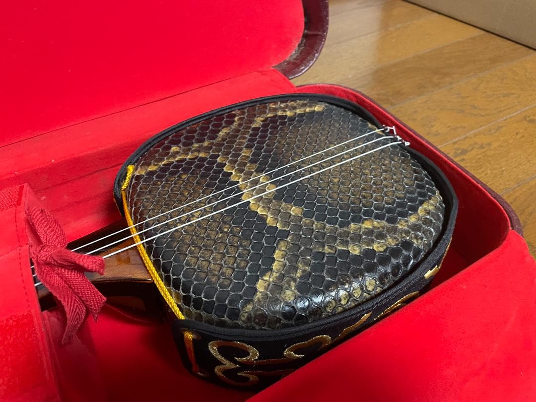 沖縄　三線（さんしん）～黒木の棹・本皮一枚張り