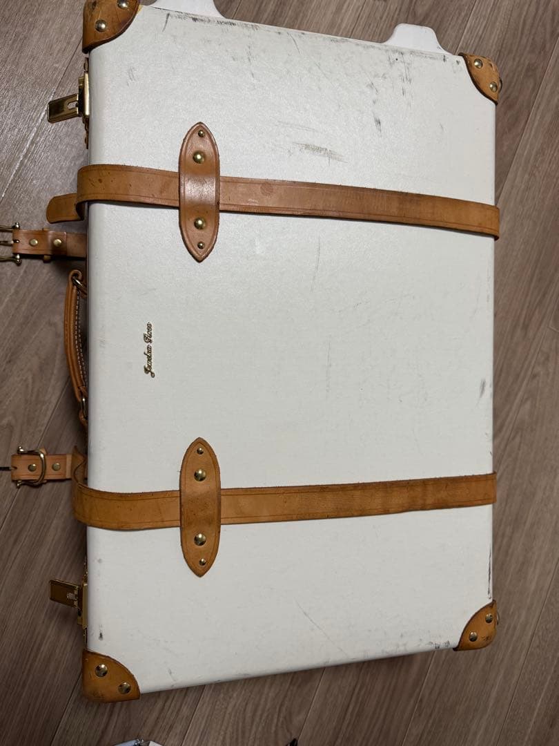 キャリーケース　ホワイトレザー　レディース