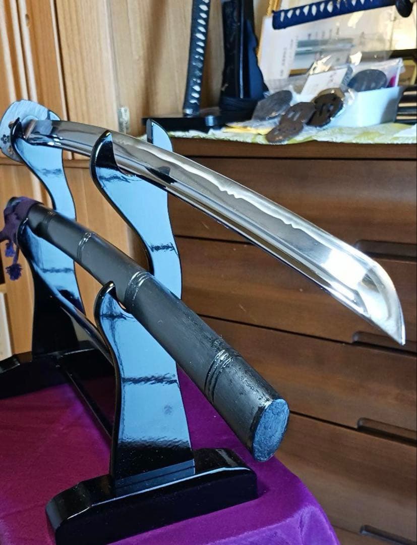 模造刀真剣拵え 鞘.黒呂離れ千段、本朴木鮫牛革巻き鉄鍔.鉄縁頭お手入れセット付き