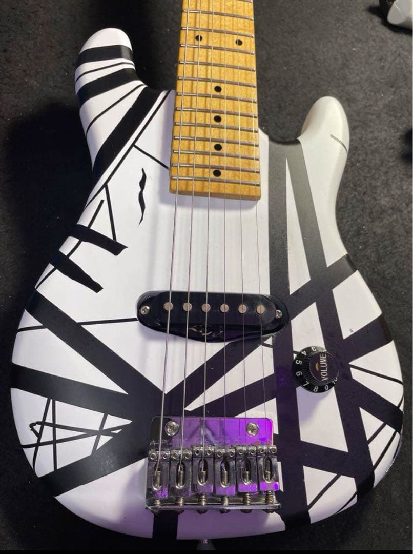 格安放出！photogenicのミニギターを白黒フランケンver！
