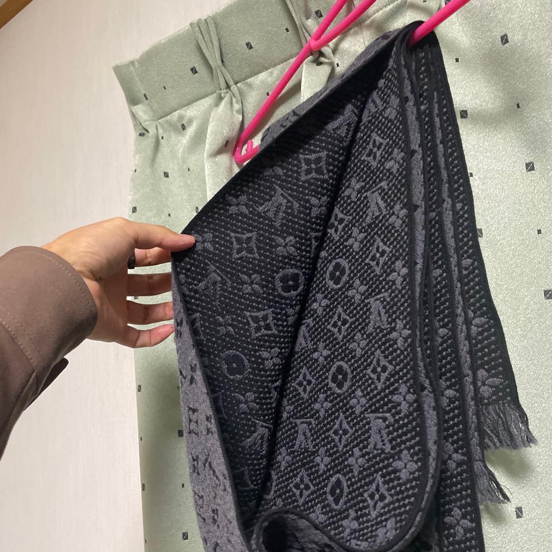 LOUIS VUITTON ブラック マフラー（箱付き）