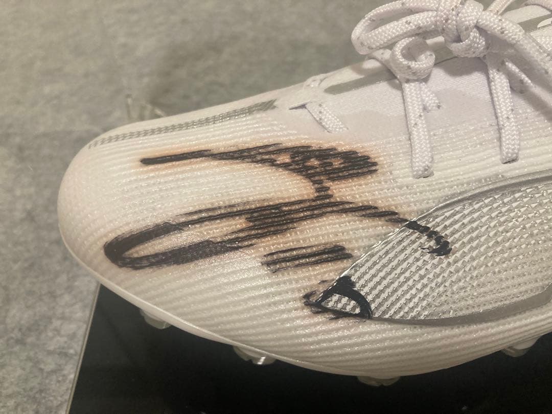 堂安律 直筆サイン入りPuma サッカースパイク ホワイト アクリルケース付き