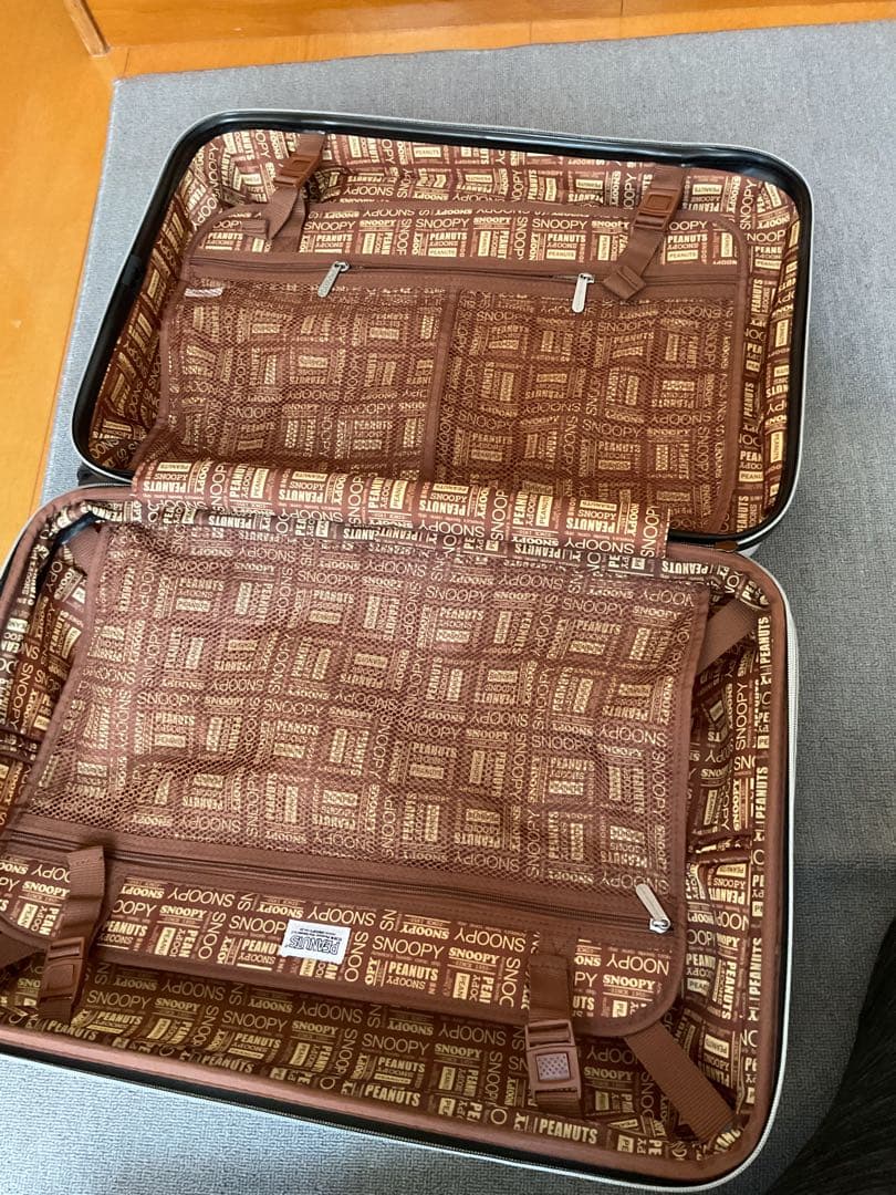 ピーナッツ　スヌーピー　キャリーバッグ エンボスジッパーキャリー　Mサイズ　鍵付