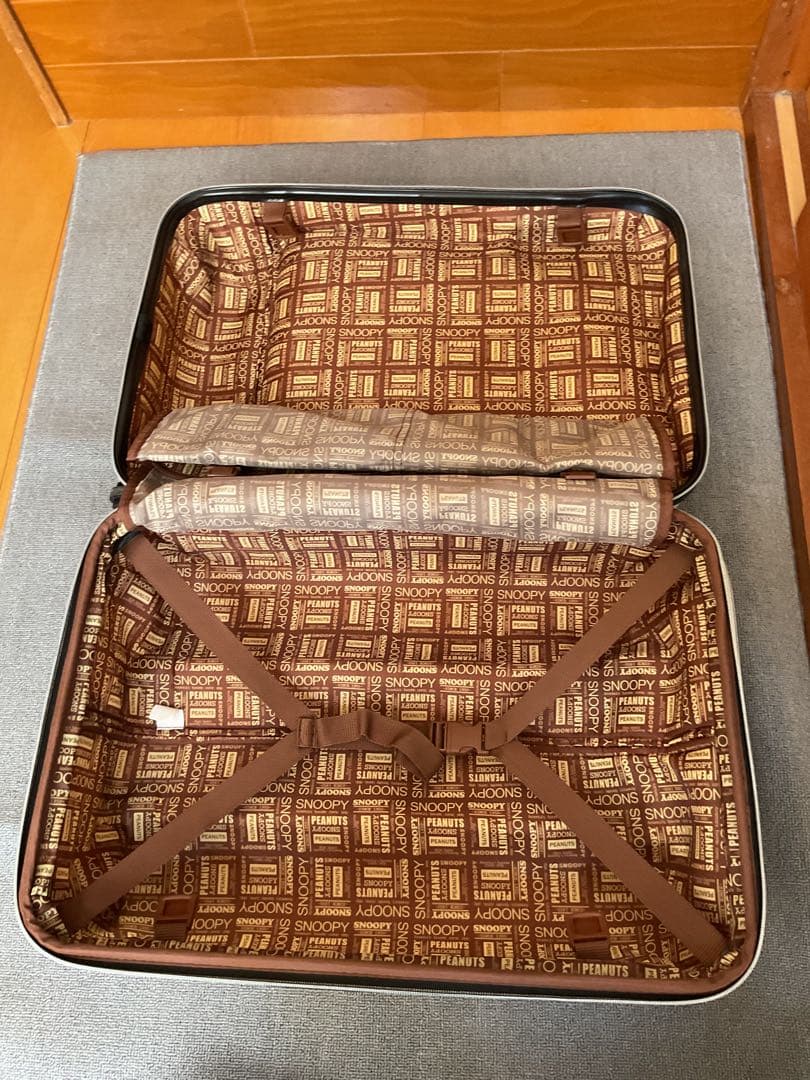 ピーナッツ　スヌーピー　キャリーバッグ エンボスジッパーキャリー　Mサイズ　鍵付