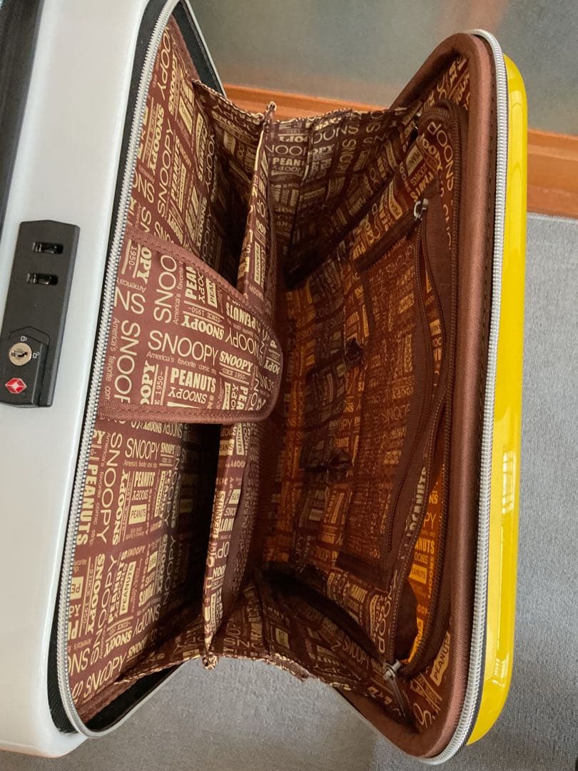 ピーナッツ　スヌーピー　キャリーバッグ エンボスジッパーキャリー　Mサイズ　鍵付