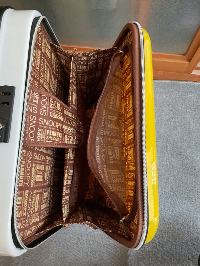 ピーナッツ　スヌーピー　キャリーバッグ エンボスジッパーキャリー　Mサイズ　鍵付