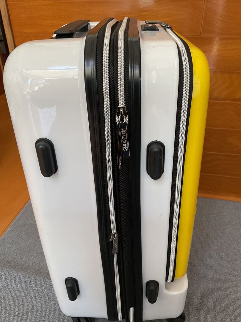 ピーナッツ　スヌーピー　キャリーバッグ エンボスジッパーキャリー　Mサイズ　鍵付