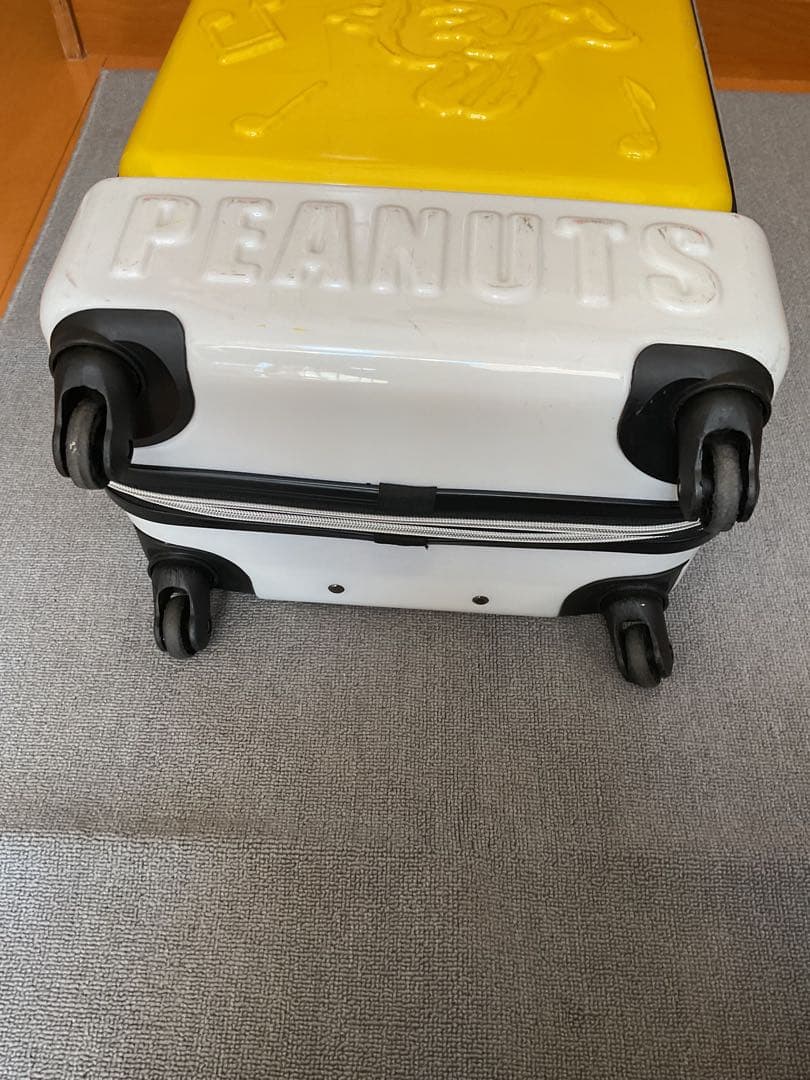 ピーナッツ　スヌーピー　キャリーバッグ エンボスジッパーキャリー　Mサイズ　鍵付