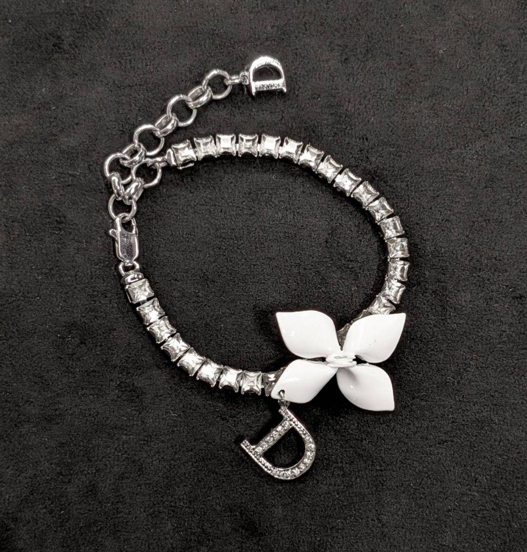 Dior ホワイトフラワーブレスレット　スワロフスキー