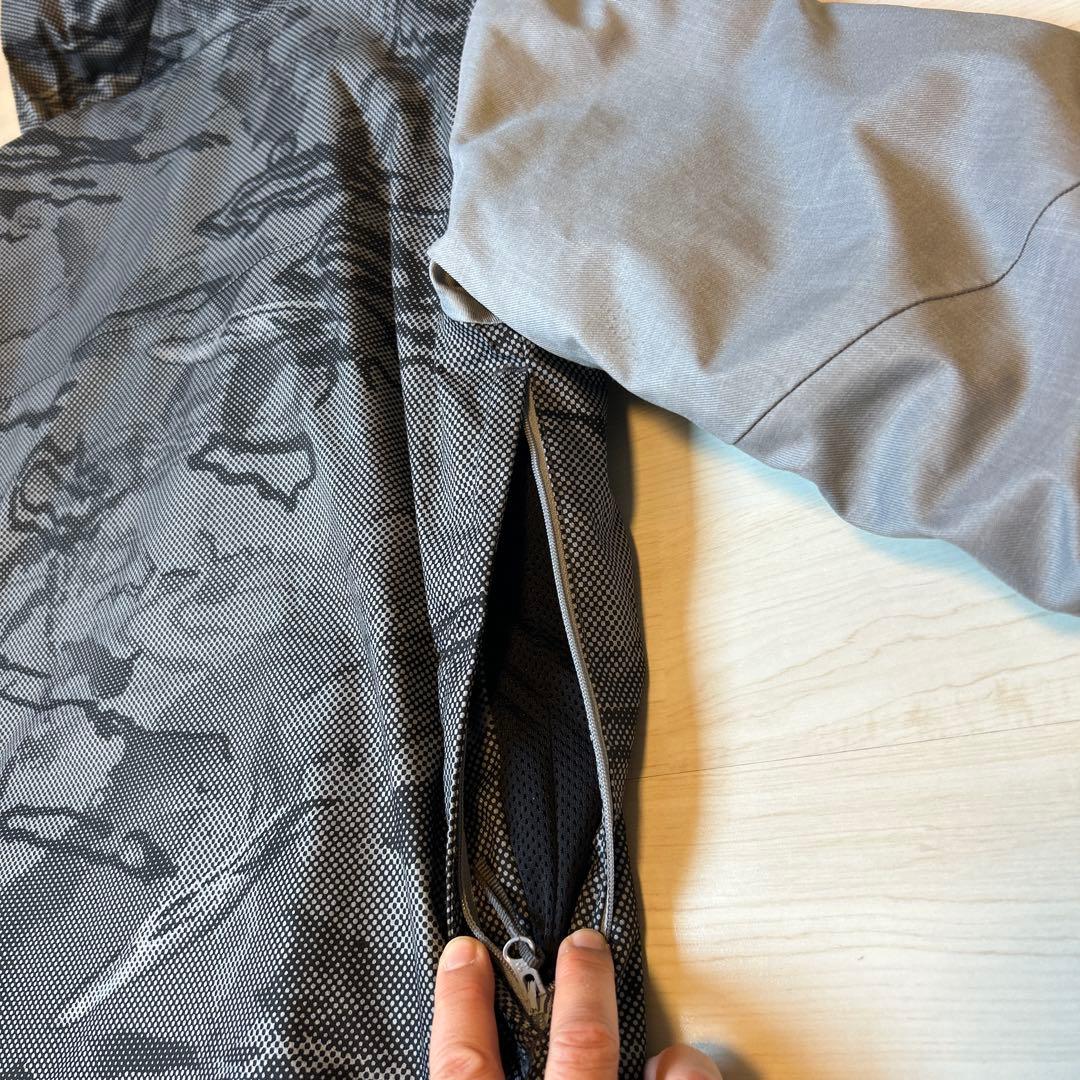 アンダーアーマー　メンズSM スキーウェア　多機能　２回着用　しっかりした素材