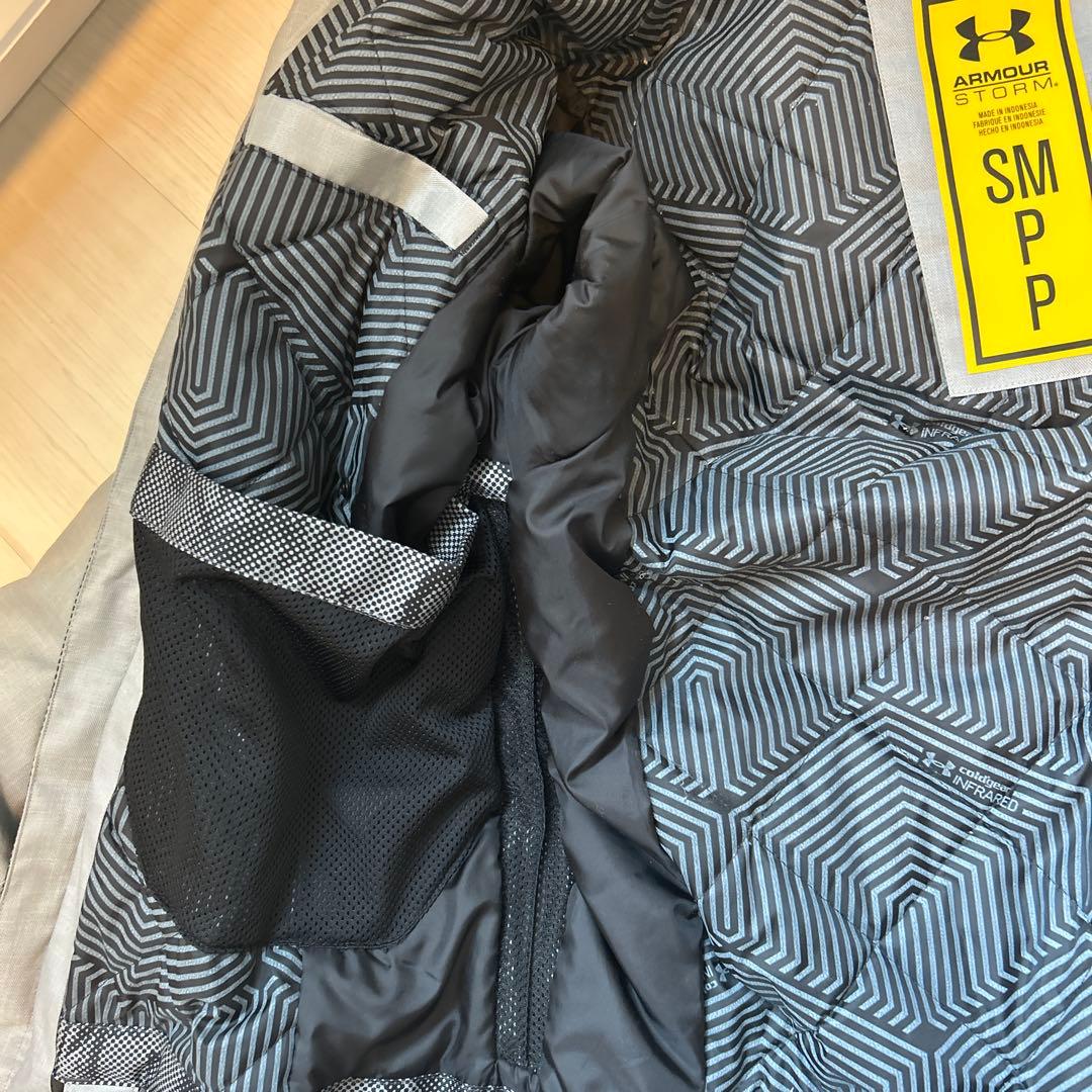 アンダーアーマー　メンズSM スキーウェア　多機能　２回着用　しっかりした素材
