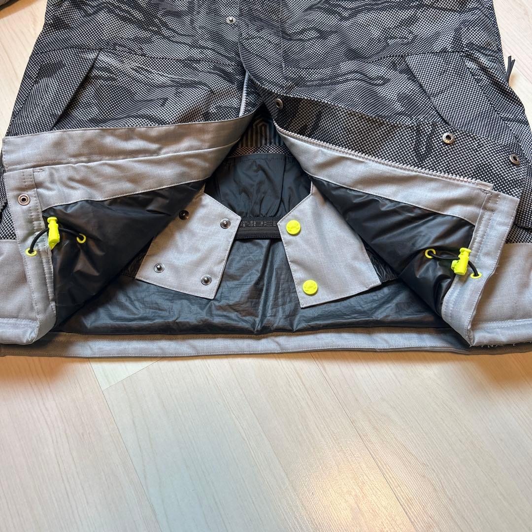 アンダーアーマー　メンズSM スキーウェア　多機能　２回着用　しっかりした素材