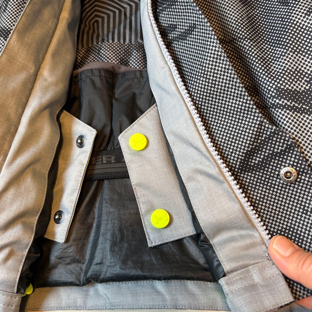 アンダーアーマー　メンズSM スキーウェア　多機能　２回着用　しっかりした素材