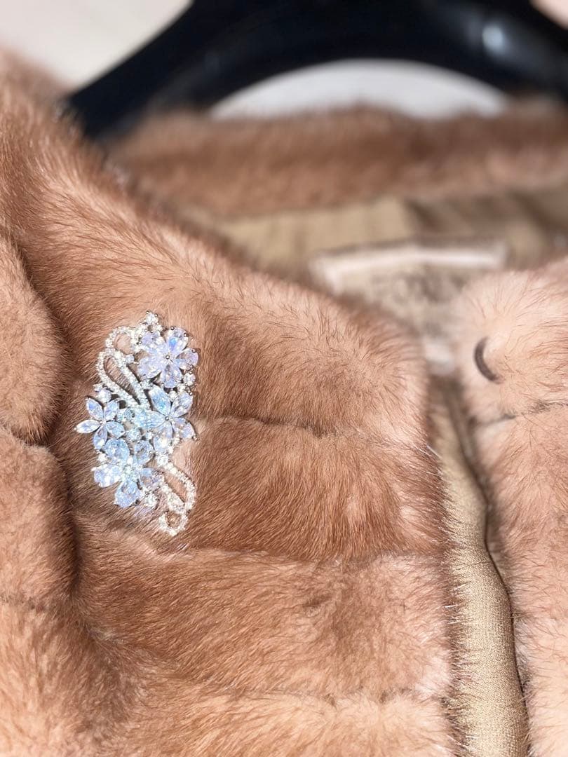 クラシカルなブローチ　ジルコニア　パリデパート購入品