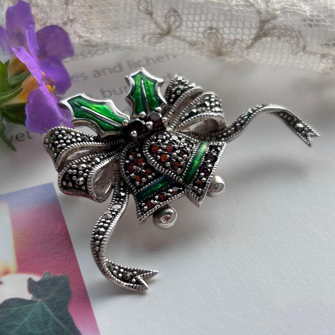 entiere【シルバー925＆ガーネット＆マルカジットのベル】美しいブローチ