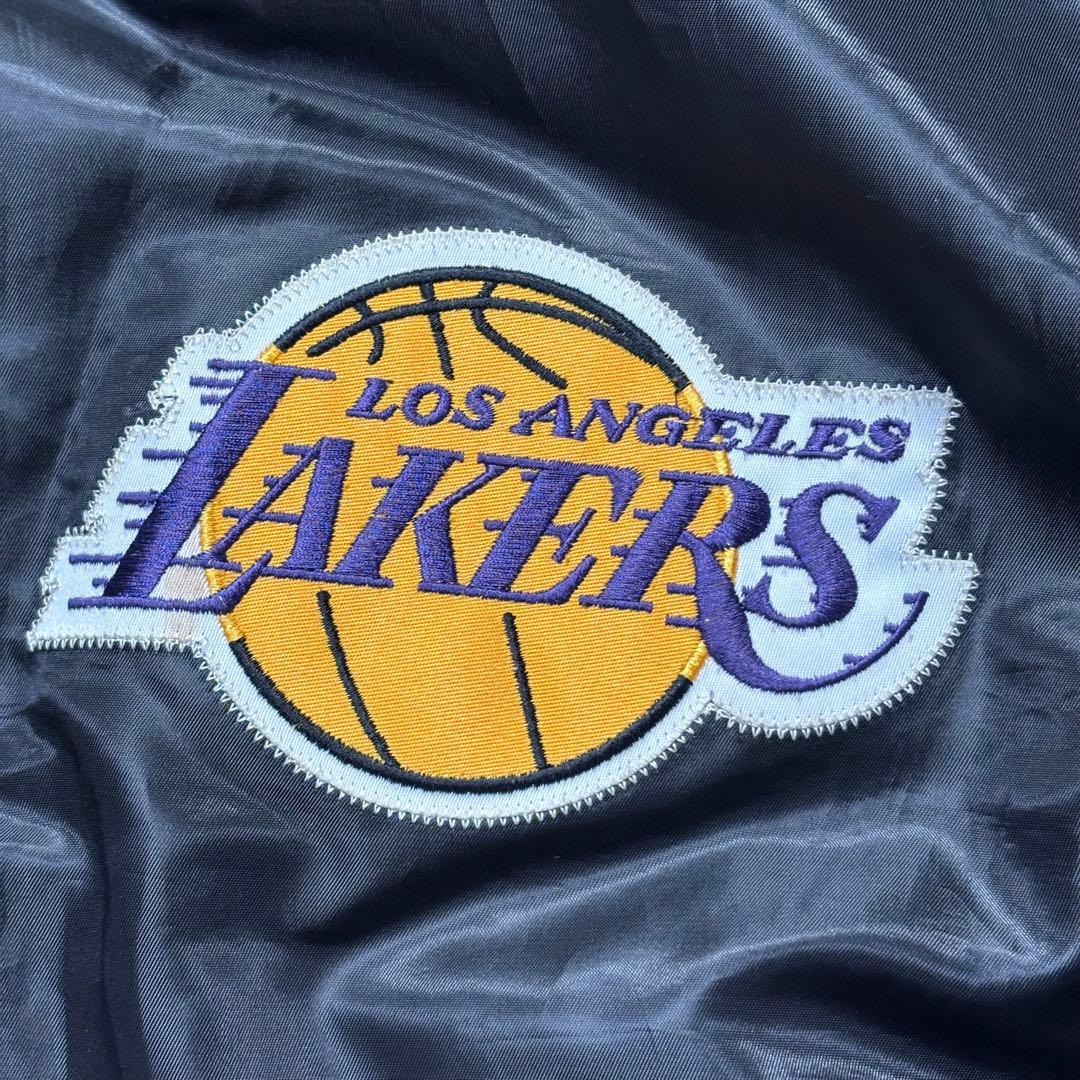 み様 NBA G-III LAKERS レイカーズ スタジャン デカロゴ 黒 L - メルカリ