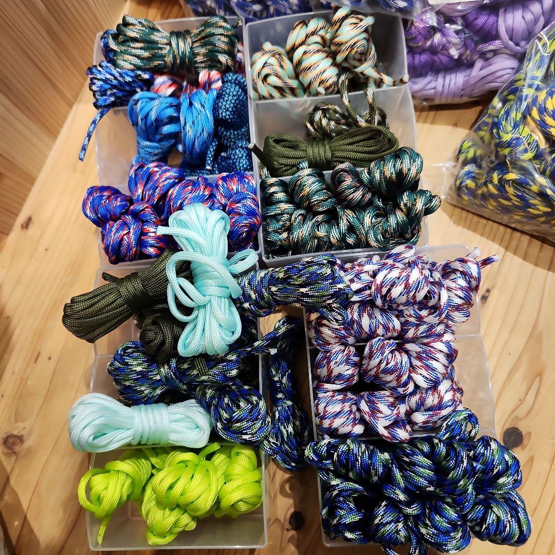 100サイズ箱パラコード紐大量ハンドメイド材料キーホルダーカラビナブレスレット