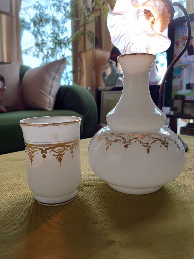 フランス19世紀 オパールガラス ホワイト水差しカップ付き