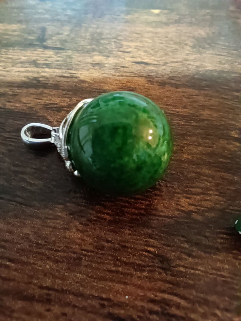 K18WG緑色ストーンのペンダントとPT900スタッドピアスセット