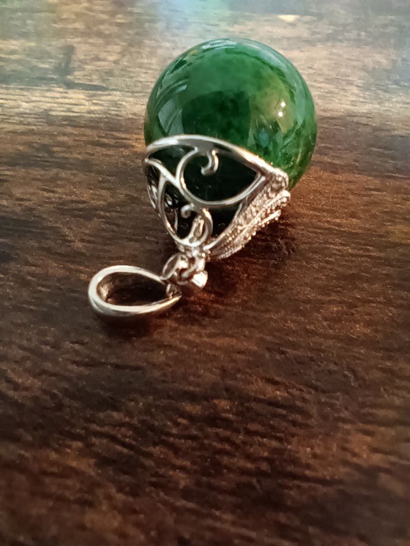 K18WG緑色ストーンのペンダントとPT900スタッドピアスセット