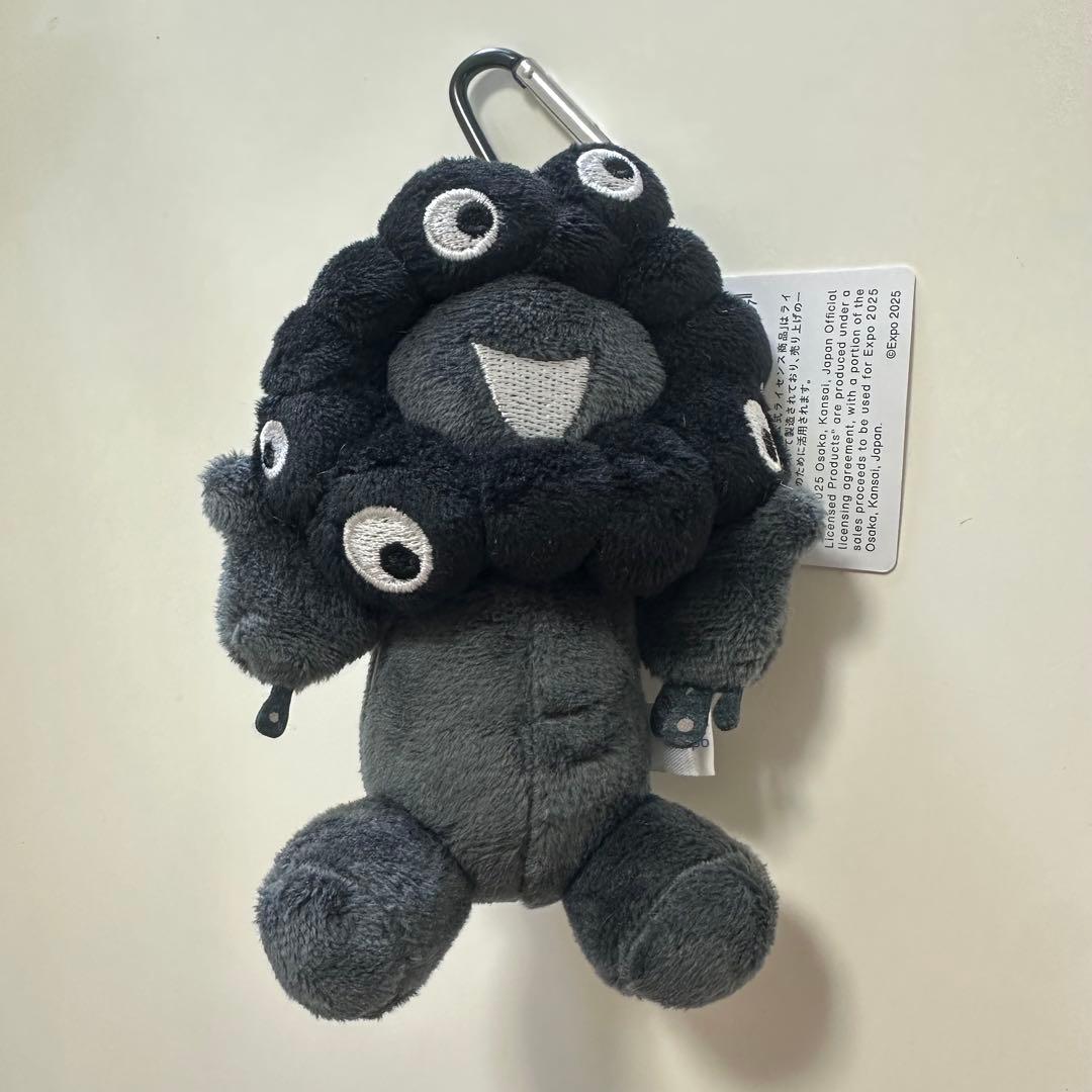 大阪関西万博 ミャクミャク ブラック カラビナ付きマスコット（お座り