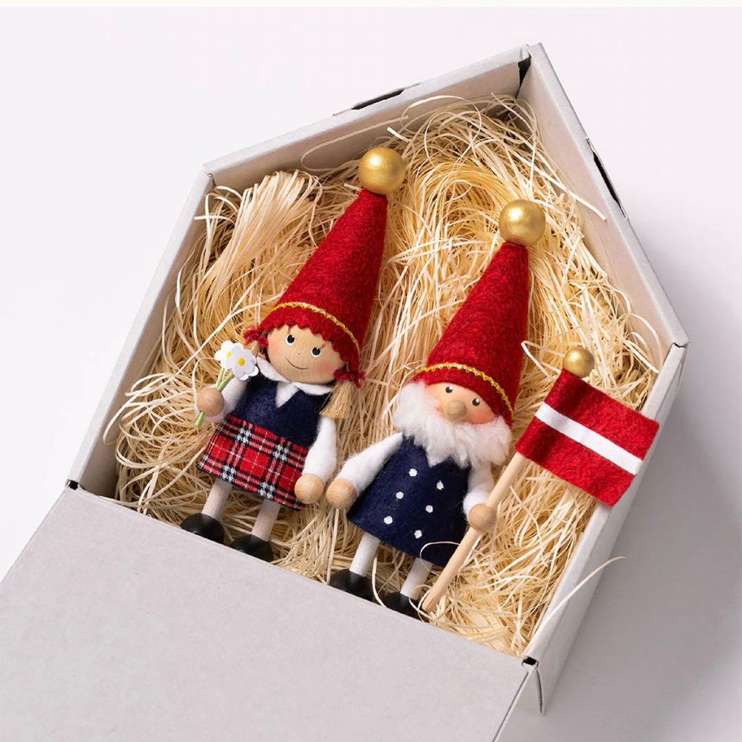 ディカニッセ 【イルムス限定】ラトビアの国旗を持ったサンタと女の子のセット