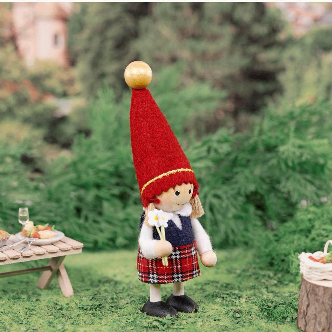 ディカニッセ 【イルムス限定】ラトビアの国旗を持ったサンタと女の子のセット