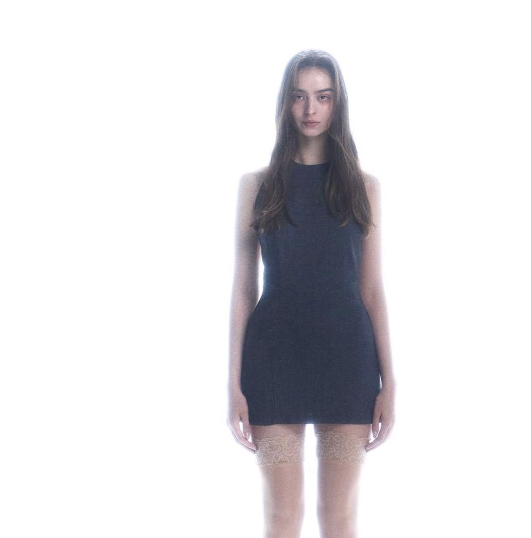 theredthread バックレスリボン付きミニワンピース