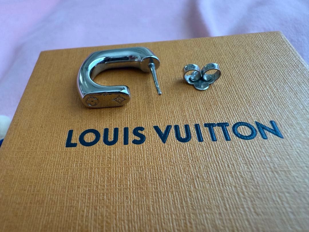 ルイヴィトン ピアス LV ビーズ 2つセット(黄色の丸のついた2つです)