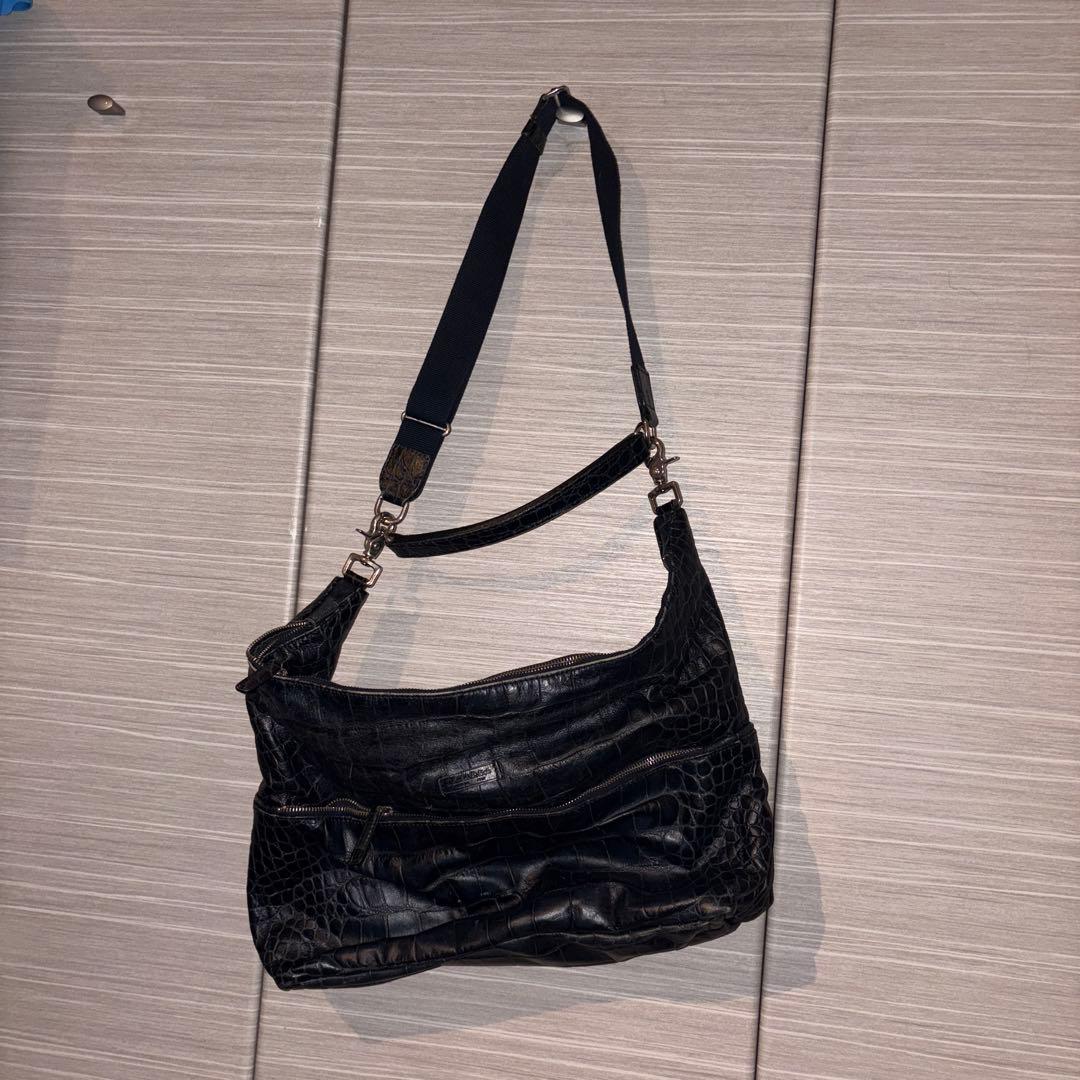 黒いレザーショルダーバッグ