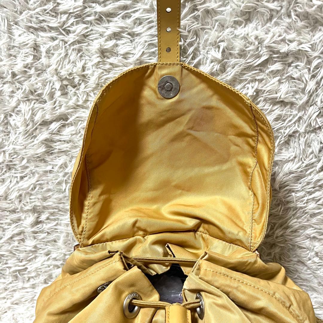 ✨入手困難✨希少カラー PRADA リュック 三角ロゴプレート ベージュ 巾着型