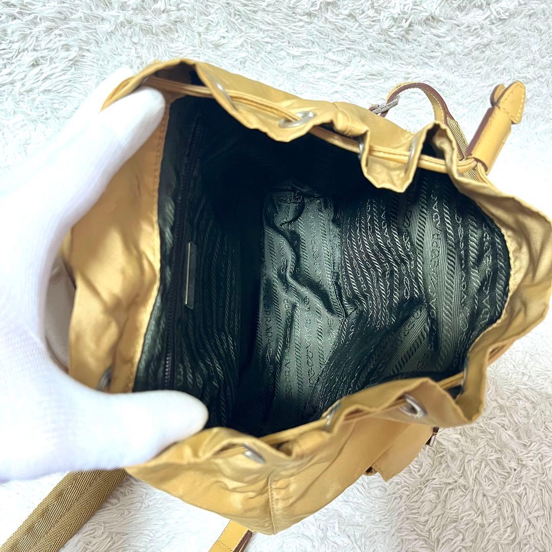 ✨入手困難✨希少カラー PRADA リュック 三角ロゴプレート ベージュ 巾着型