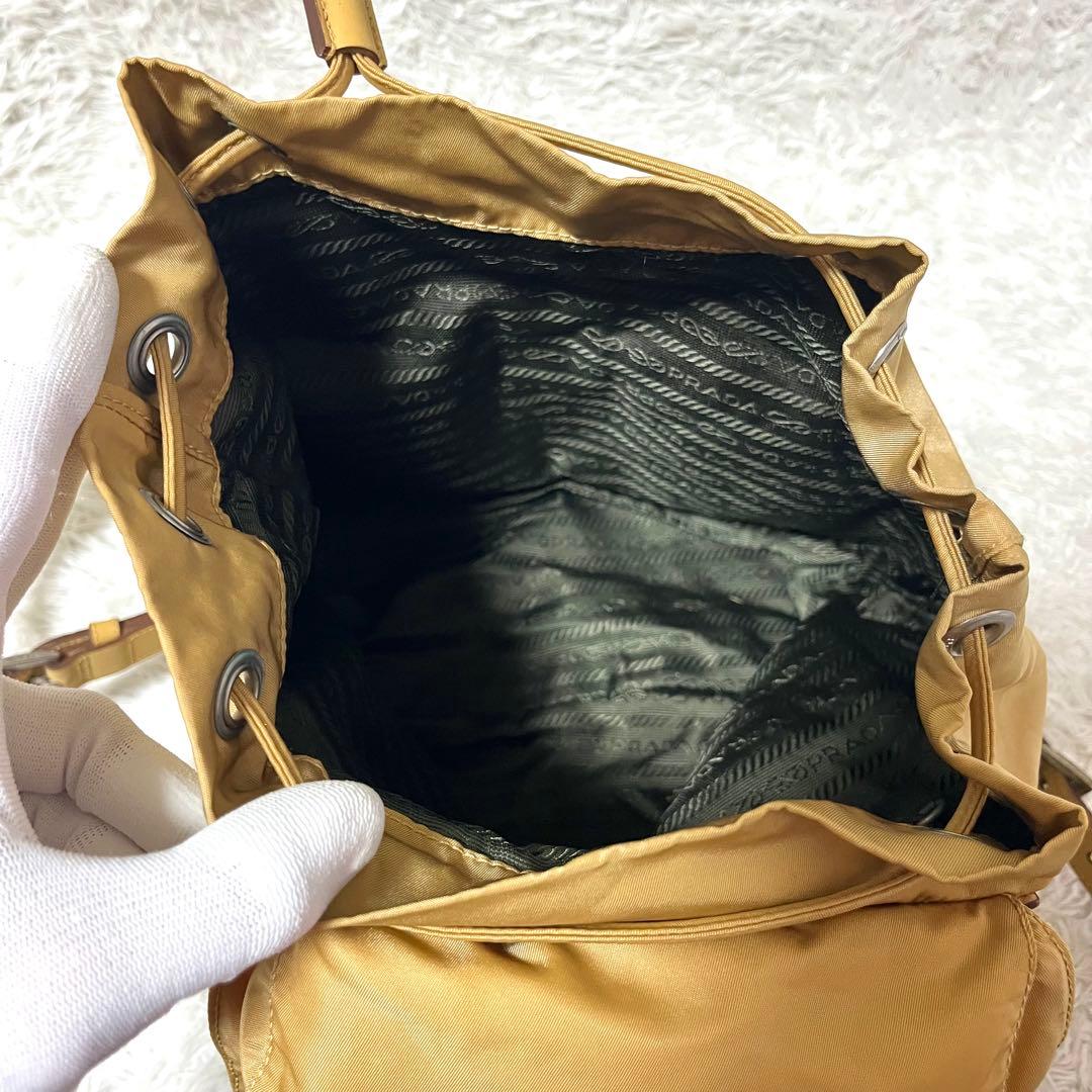 ✨入手困難✨希少カラー PRADA リュック 三角ロゴプレート ベージュ 巾着型