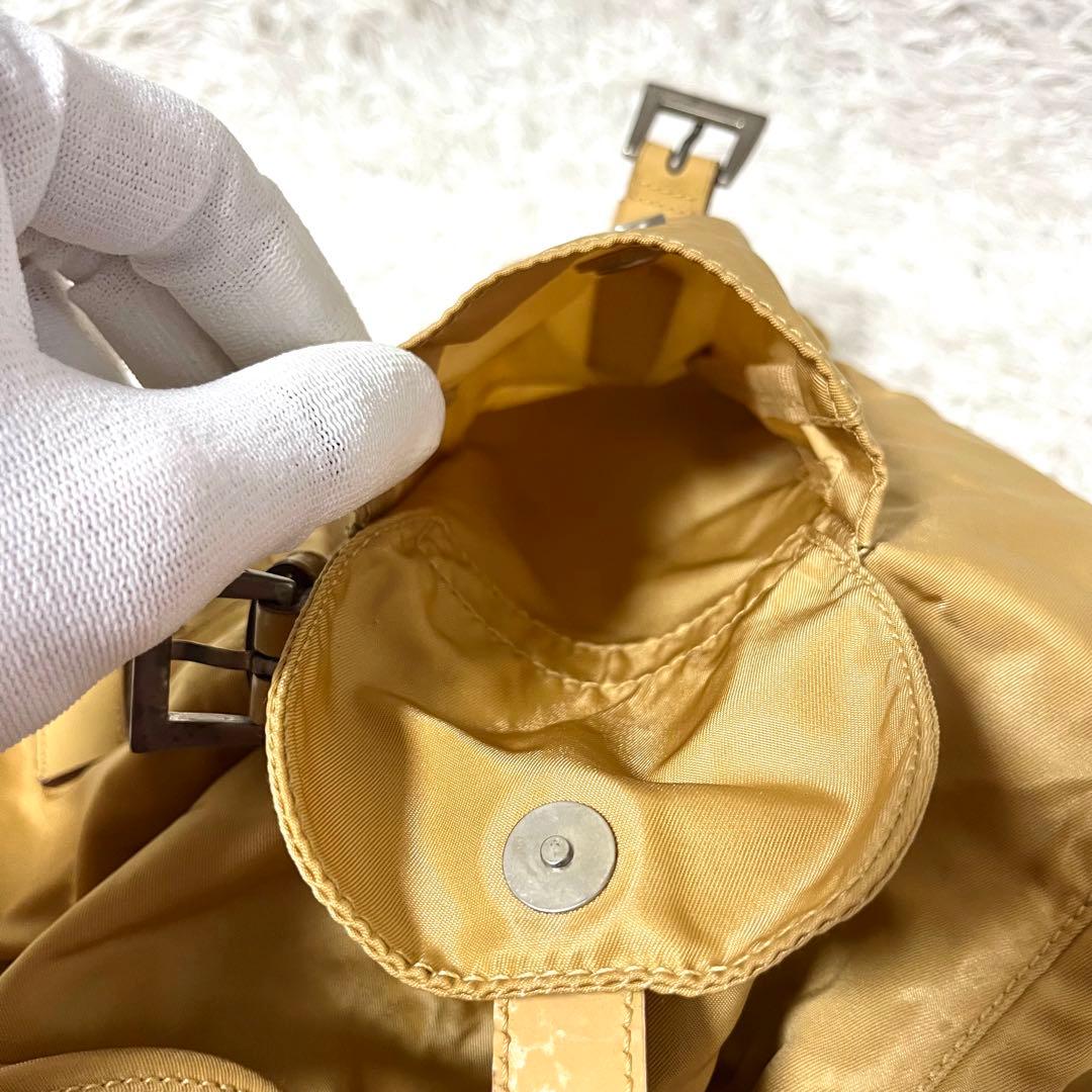 ✨入手困難✨希少カラー PRADA リュック 三角ロゴプレート ベージュ 巾着型