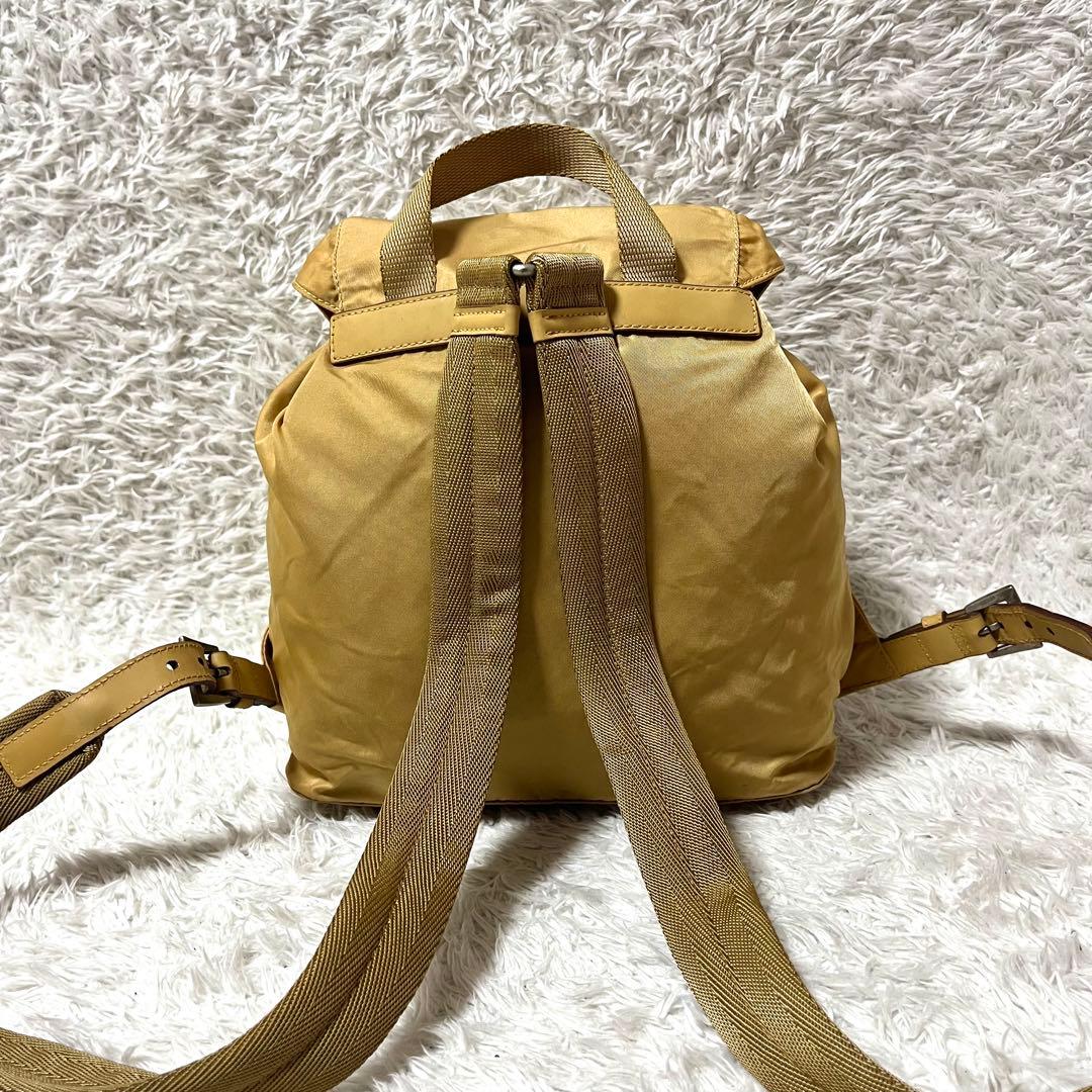 ✨入手困難✨希少カラー PRADA リュック 三角ロゴプレート ベージュ 巾着型