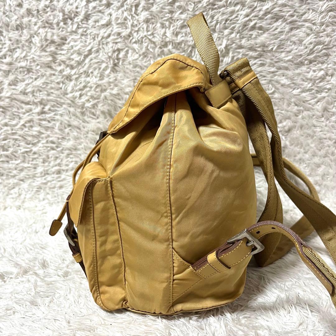 ✨入手困難✨希少カラー PRADA リュック 三角ロゴプレート ベージュ 巾着型