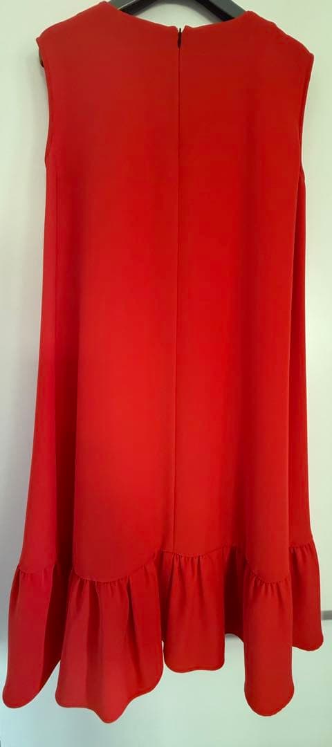 赤いフリルノースリーブワンピースドレス