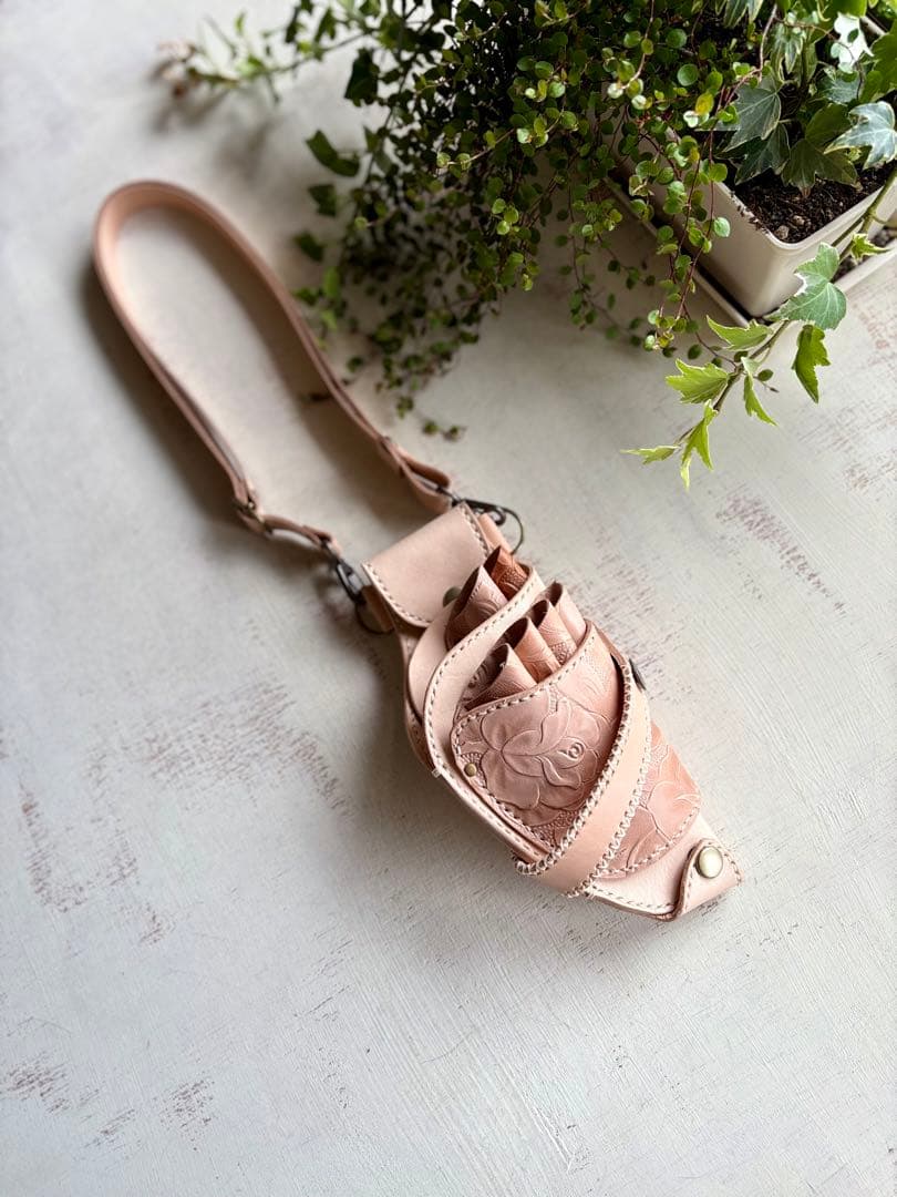 ヌメ革ナチュラル、ローズ型押しナチュラルの軽量スリムシザーケース